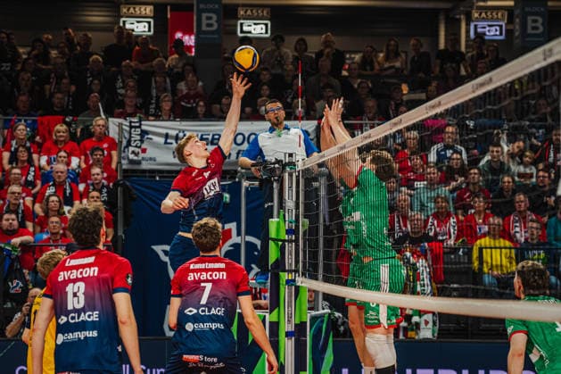 Volleyball Mens CEV Cup 2026 semi-final SVG Lüneburg vs VC Greenyard MAASEIK 02 04 2026 Axel Larsen 18 SVG Lüneburg against the double block of Maaseik