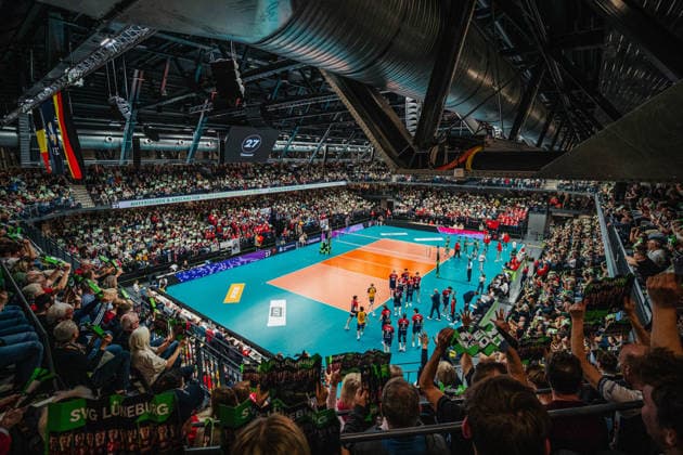 Volleyball Mens CEV Cup 2026 semi-final SVG Lüneburg vs VC Greenyard MAASEIK 02 04 2026 The sold-out LKH Arena celebrates a block of SVG Lüneburg