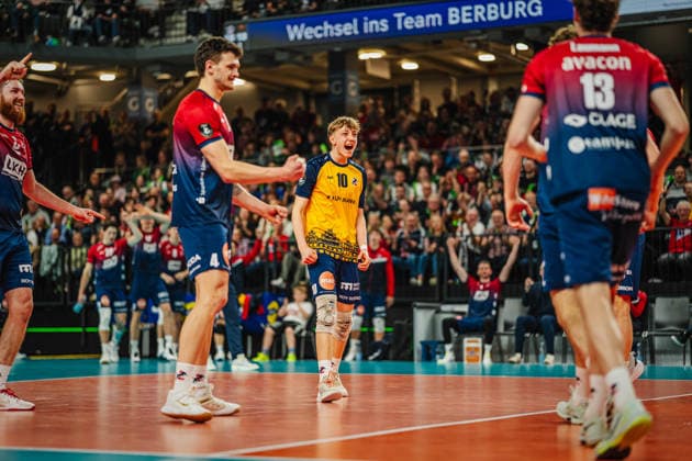 Volleyball Mens CEV Cup 2026 semi-final SVG Lüneburg vs VC Greenyard MAASEIK 02 04 2026 Joris Backhaus 10 SVG Lüneburg celebrates