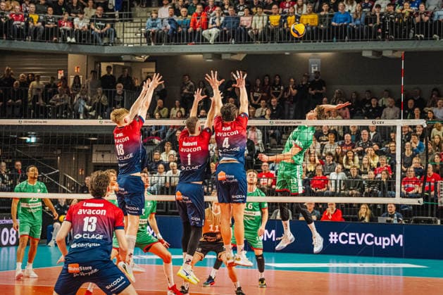 Volleyball Men CEV Cup 2026 Semifinal SVG Lüneburg vs VC Greenyard MAASEIK 02 04 2026 Tijmen Bus 13 Greenyard Maaseik against the block of Axel Larsen 18 SVG Lüneburg , Shane Holdaway 1 SVG Lüneburg and Christopher Byam 4 SVG Lüneburg