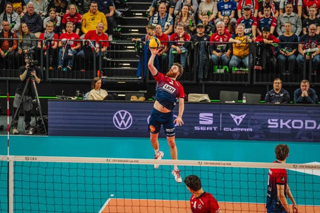 Volleyball Mens CEV Cup 2026 semi-final SVG Lüneburg vs VC Greenyard MAASEIK 02 04 2026 Jesse Elser 3 SVG Lüneburg serving