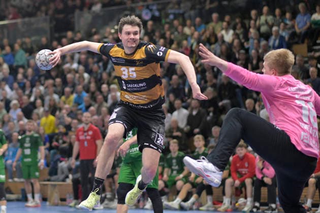 2 4 2026, Dresdens Ediz Aktas throws against Ludwigshafens Philipp Wenning, Handball, 2 Bundesliga, HC Elbflorenz Dresden Eulen Ludwigshafen 32 27, c Dresden