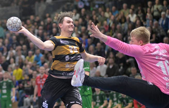 2 4 2026, Dresdens Ediz Aktas throws against Ludwigshafens Philipp Wenning, Handball, 2 Bundesliga, HC Elbflorenz Dresden Eulen Ludwigshafen 32 27, c Dresden