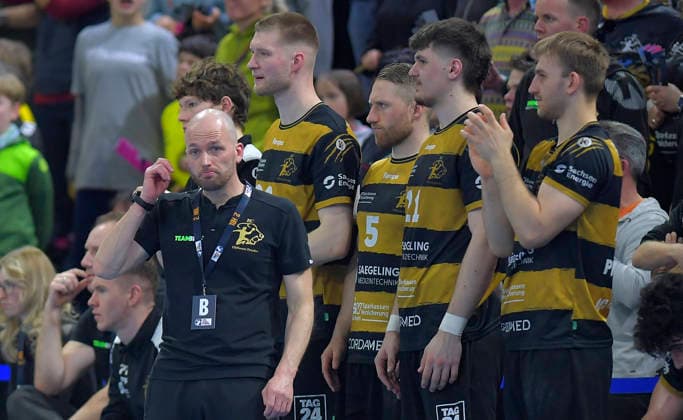 2 4 2026, Dresden coach André Haber with the substitute players, Handball, 2 Bundesliga, HC Elbflorenz Dresden Eulen Ludwigshafen 32 27, c Dresden