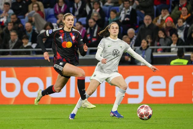 Lyon, France 02 April 2026 UEFA Women™s Champions League quarter-final second leg OL Lyonnes vs VfL Wolfsburg Women In the picture from left Jule Brand OL Lyonnes and Caitlin Dijkstra VfL Copyright: HMBxMedia MadeleinexFantini