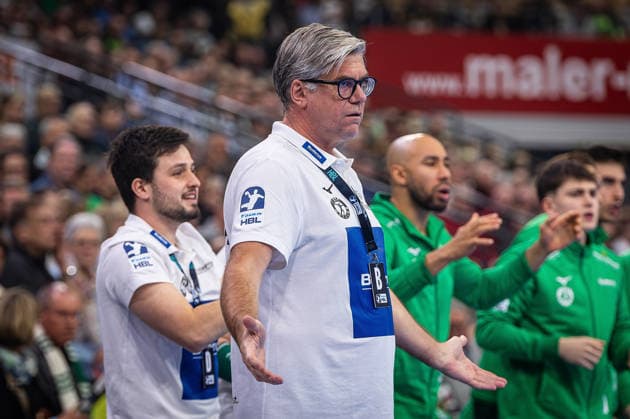 02 04 2026, xovx, Handball Daikin Handball Bundesliga, HSG Wetzlar TVB Stuttgart coach Runar Sigtryggsson HSG Wetzlar angry about referee decisions Wetzlar Buderus Arena Hessen Germany EN