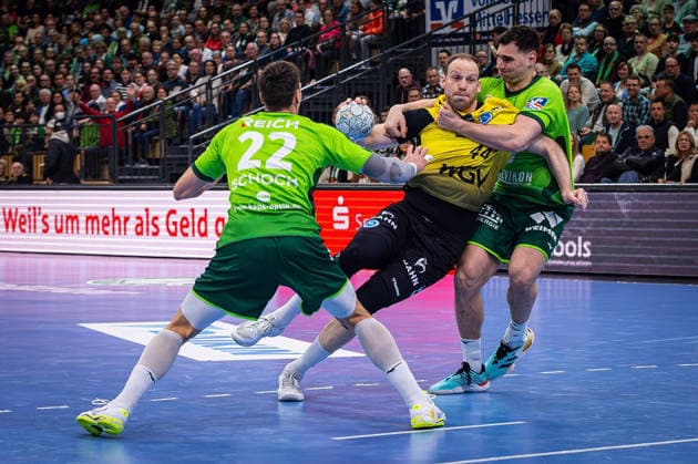 02 04 2026, xovx, Handball Daikin Handball Bundesliga, HSG Wetzlar TVB Stuttgart v l Jona Schoch HSG Wetzlar , Lenny Rubin TVB Stuttgart , Josip Simic HSG Wetzlar Wetzlar Buderus Arena Hessen Germany EN