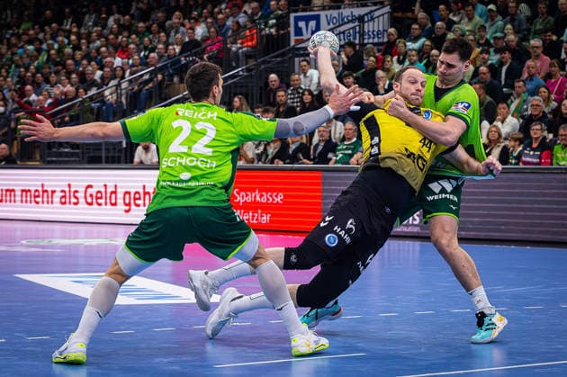 02 04 2026, xovx, Handball Daikin Handball Bundesliga, HSG Wetzlar TVB Stuttgart v l Jona Schoch HSG Wetzlar , Lenny Rubin TVB Stuttgart , Josip Simic HSG Wetzlar Wetzlar Buderus Arena Hessen Germany EN