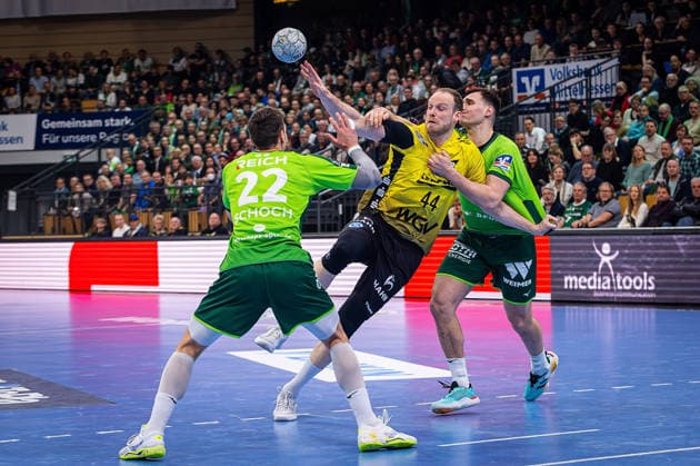 02 04 2026, xovx, Handball Daikin Handball Bundesliga, HSG Wetzlar TVB Stuttgart v l Jona Schoch HSG Wetzlar , Lenny Rubin TVB Stuttgart , Josip Simic HSG Wetzlar Wetzlar Buderus Arena Hessen Germany EN