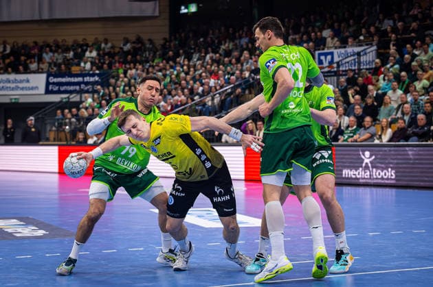 02 04 2026, xovx, Handball Daikin Handball Bundesliga, HSG Wetzlar TVB Stuttgart v l Ahmet Nafea HSG Wetzlar , Simone Mengon TVB Stuttgart , Jona Schoch HSG Wetzlar , Josip Simic HSG Wetzlar Wetzlar Buderus Arena Hessen Germany EN