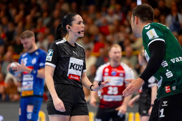 Rosana Sug referee talks to Kristian van der Merwe Nr 1, HSG Nordhorn Lingen VfL Luebeck Schwartau vs HSG Nordhorn Lingen, Handball, 2 Bundesliga, 02 04 26 Luebeck Schleswig Holstein Germany Copyright: xAgentur54GradÂ°x xFelixxKoenigx