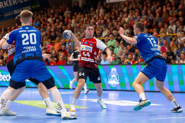 Elmar Erlingsson Nr 64, HSG Nordhorn Lingen vs Ole Schramm Nr 13, VfL Luebeck Schwartau VfL Luebeck Schwartau vs HSG Nordhorn Lingen, Handball, 2 Bundesliga, 02 04 26 Luebeck Schleswig Holstein Germany Copyright: xAgentur54GradÂ°x xFelixxKoenigx