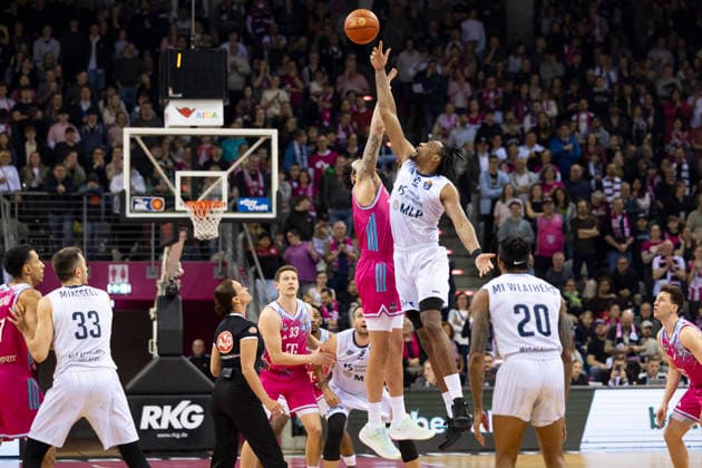 Osun OSUNNIYI HDB 12, right and Michael KESSENS BON 6, left at the throw-off, jumping for the ball, action final score 94 82, Basketball 1 Bundesliga Telekom Baskets Bonn MLP ACADEMICS Heidelberg BON vs HDB Main Round 27 Matchday, in T E L E C O M D O M E, on 02 04 2026, Â