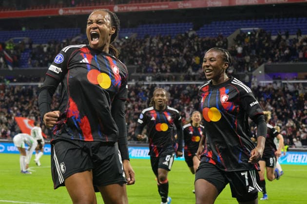 Lyon, Frankreich: 02. April 2026 - UEFA Women™s Champions League - Viertelfinale - Rückspiel - OL Lyonnes vs. VfL Wolfsburg Frauen Im Bild: v.li. Torschützin Marie-Antoinette Katoto (OL Lyonnes) macht das Tor zum 2:0 für Lyon und jubelt mit Vicki Becho (OL Lyonnes), was aber nach VAR Check nicht zählt *** Lyon, France 02 April 2026 UEFA Women™s Champions League quarter-final second leg OL Lyonnes vs VfL Wolfsburg Women In the picture from left scorer Marie Antoinette Katoto OL Lyonnes makes the goal to 2 0 for Lyon and cheers with Vicki Becho OL Lyonnes , which does not count after VAR check Copyright: HMBxMedia MadeleinexFantini