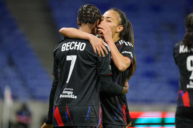Lyon, France 02 April 2026 UEFA Women™s Champions League quarter-final second leg OL Lyonnes vs VfL Wolfsburg Women In the picture from left second Selma Bacha OL Lyonnes whispers something into the ear of Vicki Becho OL Lyonnes Copyright: HMBxMedia MadeleinexFantini