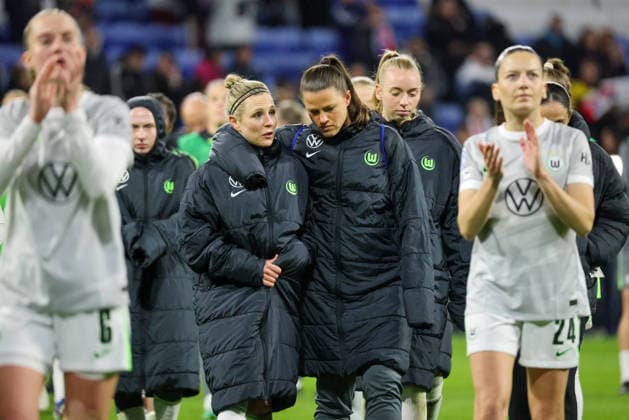 Lyon, France 02 April 2026 UEFA Women™s Champions League quarter-final second leg OL Lyonnes vs VfL Wolfsburg Women In the picture from left Svenja Huth VfL and goalkeeper Martina Tufekovic VfL disappointed after the defeat against Olympique Lyon and by the elimination from the UEFA Women™s Champions League Copyright: HMBxMedia MadeleinexFantini
