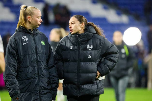 Lyon, France 02 April 2026 UEFA Women™s Champions League quarter-final second leg OL Lyonnes vs VfL Wolfsburg Women In the picture from left Ella Peddemors VfL and Kessya Bussy VfL disappointed after the defeat against Olympique Lyon and the elimination from the UEFA Women™s Champions League Copyright: HMBxMedia MadeleinexFantini