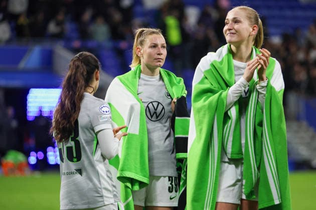 Lyon, France 02 April 2026 UEFA Women™s Champions League quarter-final second leg OL Lyonnes vs VfL Wolfsburg Women In the picture from left second Sarai Linder VfL and Camilla Küver Kuever VfL disappointed after the defeat against Olympique Lyon and by the elimination from the UEFA Women™s Champions League Copyright: HMBxMedia MadeleinexFantini