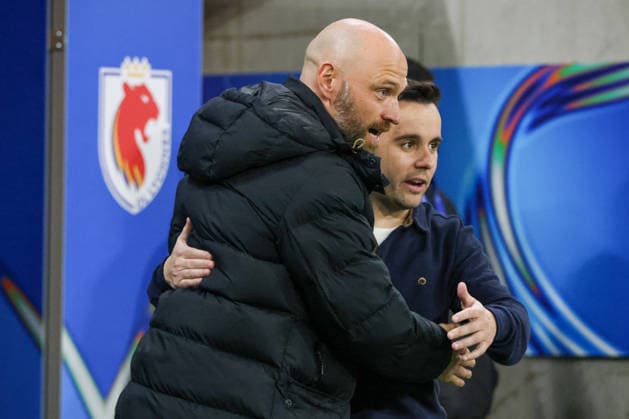 Lyon, France 02 April 2026 UEFA Women™s Champions League quarter-final second leg OL Lyonnes vs VfL Wolfsburg Women In the picture from left head coach Stephan Lerch VfL hugs head coach Jonatan Giraldez OL Lyonnes before the quarter-final of the UEFA Women™s Champions League Copyright: HMBxMedia MadeleinexFantini