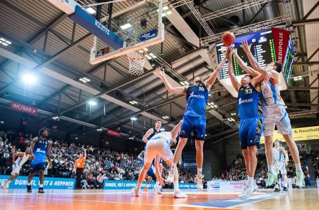 BASKETBALL EASYCREDIT BBL 27 GAME DAY SCIENCE CITY JENA SKYLINERS FRANKFURT FOR EDITORIAL PURPOSES ONLY p 02 04 2026 Jena Basketball easyCredit BBL 1 Basketball Bundesliga Season 2025 2026 27 Matchday Sparkassen Arena Science City Jena SKYLINERS Frankfurt in the photo Lorenz Bank 25 Science City Jena in a duel with Radii Caisin 16 SKYLINERS and Ryan Hawkins 33 SKYLINERS Germany Thueringen Jena Copyright SaschaxFromm Copyright: SaschaxFromm doc859150ccym0vyfljlef ,EDITORIAL USE ONLY Copyright: SaschaxFromm