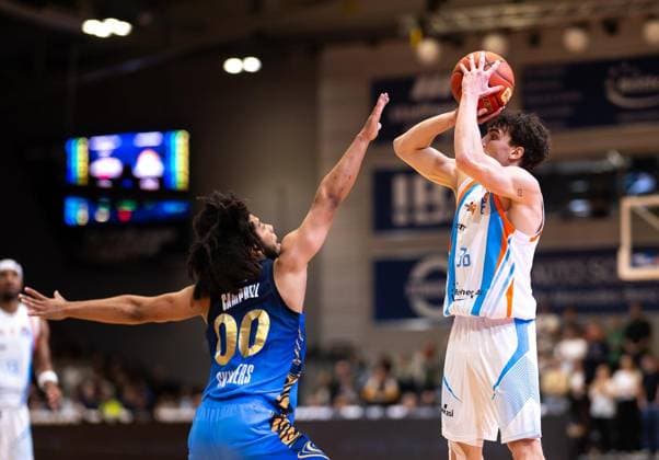 BASKETBALL EASYCREDIT BBL 27 GAME DAY SCIENCE CITY JENA SKYLINERS FRANKFURT FOR EDITORIAL PURPOSES ONLY p 02 04 2026 Jena Basketball easyCredit BBL 1 Basketball Bundesliga Season 2025 2026 27 Matchday Sparkassen Arena Science City Jena SKYLINERS Frankfurt in the photo Kristofer Krause 36 Science City Jena in a duel with Tyger Campbell 00 SKYLINERS Germany Thueringen Jena Copyright SaschaxFromm Copyright: SaschaxFromm doc85916ujjl3t1ctz8g19pw ,EDITORIAL USE ONLY Copyright: SaschaxFromm