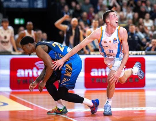 BASKETBALL EASYCREDIT BBL 27 GAME DAY SCIENCE CITY JENA SKYLINERS FRANKFURT FOR EDITORIAL PURPOSES ONLY p 02 04 2026 Jena Basketball easyCredit BBL 1 Basketball Bundesliga Season 2025 2026 27 Matchday Sparkassen Arena Science City Jena SKYLINERS Frankfurt in the photo Joe Wieskamp 10 Science City Jena in a duel with Desmond Watson 20 SKYLINERS Germany Thueringen Jena Copyright SaschaxFromm Copyright: SaschaxFromm doc85916xixojowbwmnlsw ,EDITORIAL USE ONLY Copyright: SaschaxFromm