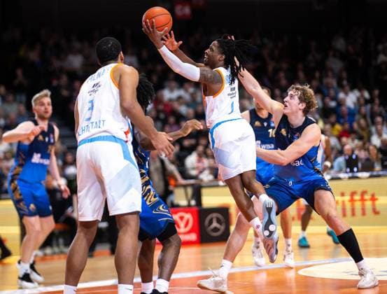 BASKETBALL EASYCREDIT BBL 27 GAME DAY SCIENCE CITY JENA SKYLINERS FRANKFURT FOR EDITORIAL PURPOSES ONLY p 02 04 2026 Jena Basketball easyCredit BBL 1 Basketball Bundesliga Season 2025 2026 27 Matchday Sparkassen Arena Science City Jena SKYLINERS Frankfurt in the photo William McNair Jr 3 Science City Jena in a duel with Jacob Holt 10 SKYLINERS Germany Thueringen Jena Copyright SaschaxFromm Copyright: SaschaxFromm doc85917x0ndnsbdj1ulsw ,EDITORIAL USE ONLY Copyright: SaschaxFromm