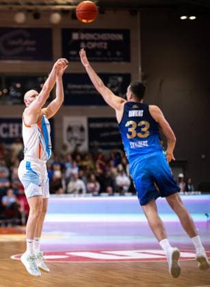BASKETBALL EASYCREDIT BBL 27 GAME DAY SCIENCE CITY JENA SKYLINERS FRANKFURT FOR EDITORIAL PURPOSES ONLY p 02 04 2026 Jena Basketball easyCredit BBL 1 Basketball Bundesliga Season 2025 2026 27 Matchday Sparkassen Arena Science City Jena SKYLINERS Frankfurt in photo Robin Christen 8 Science City Jena in duel with Ryan Hawkins 33 SKYLINERS Germany Thueringen Jena Copyright SaschaxFromm Copyright: SaschaxFromm doc85918rcjv7biv969lsw ,EDITORIAL USE ONLY Copyright: SaschaxFromm
