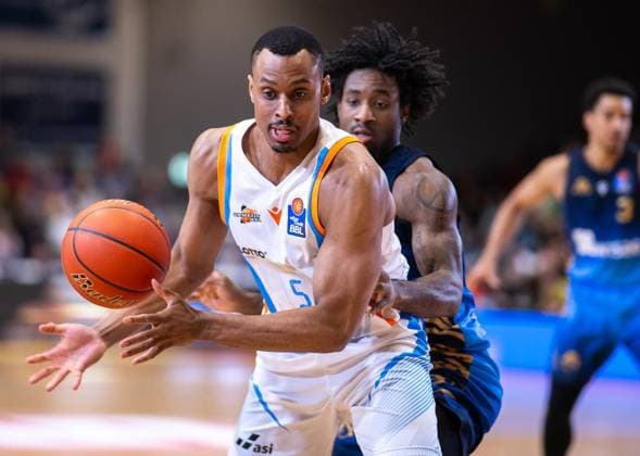 BASKETBALL EASYCREDIT BBL 27 GAME DAY SCIENCE CITY JENA SKYLINERS FRANKFURT FOR EDITORIAL PURPOSES ONLY p 02 04 2026 Jena Basketball easyCredit BBL 1 Basketball Bundesliga Season 2025 2026 27 Matchday Sparkassen Arena Science City Jena SKYLINERS Frankfurt in the photo Chris Carter 5 Science City Jena in a duel with Isaiah Swope 1 SKYLINERS Germany Thueringen Jena Copyright SaschaxFromm Copyright: SaschaxFromm doc85919sgrcr7ucdiwlef ,EDITORIAL USE ONLY Copyright: SaschaxFromm