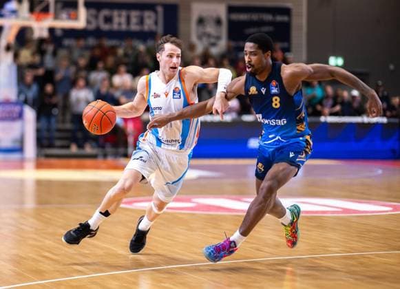 BASKETBALL EASYCREDIT BBL 27. SPIELTAG - SCIENCE CITY JENA - SKYLINERS FRANKFURT ** NUR FÜR REDAKTIONELLE ZWECKE ** EDITORIAL USE ONLY **<p>02 04 2026-Jena: Basketball easyCredit BBL 1. Basketball-Bundesliga Saison 2025 2026 27. Spieltag Sparkassen-Arena Science City Jena - SKYLINERS Frankfurt im Foto: Jack Pagenkopf 11 (Science City Jena) im Zweikampf mit William Christmas 8 (SKYLINERS) ( Deutschland Thueringen Jena Copyright: SaschaxFromm *** BASKETBALL EASYCREDIT BBL 27 GAME DAY SCIENCE CITY JENA SKYLINERS FRANKFURT FOR EDITORIAL PURPOSES ONLY p 02 04 2026 Jena Basketball easyCredit BBL 1 Basketball Bundesliga Season 2025 2026 27 Matchday Sparkassen Arena Science City Jena SKYLINERS Frankfurt in photo Jack Pagenkopf 11 Science City Jena in duel with William Christmas 8 SKYLINERS Germany Thueringen Jena Copyright SaschaxFromm Copyright: SaschaxFromm doc8591anxfgug1a730nlei ,EDITORIAL USE ONLY