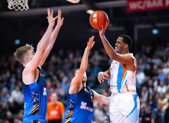 BASKETBALL EASYCREDIT BBL 27 GAME DAY SCIENCE CITY JENA SKYLINERS FRANKFURT FOR EDITORIAL PURPOSES ONLY p 02 04 2026 Jena Basketball easyCredit BBL 1 Basketball Bundesliga Season 2025 2026 27 Matchday Sparkassen Arena Science City Jena SKYLINERS Frankfurt in the photo William McNair Jr 3 Science City Jena in a duel with Till Pape 19 SKYLINERS and Radii Caisin 16 SKYLINERS Germany Thueringen Jena Copyright SaschaxFromm Copyright: SaschaxFromm doc8591al5xpwz1k3fyh19pw ,EDITORIAL USE ONLY Copyright: SaschaxFromm
