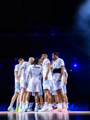 BASKETBALL EASYCREDIT BBL 27 GAME DAY SCIENCE CITY JENA SKYLINERS FRANKFURT FOR EDITORIAL PURPOSES ONLY p 02 04 2026 Jena Basketball easyCredit BBL 1 Basketball Bundesliga Season 2025 2026 27 Matchday Sparkassen Arena Science City Jena SKYLINERS Frankfurt in the photo The Jena team swears in before the game Germany Thuringia Jena Copyright SaschaxFromm Copyright: SaschaxFromm doc8591bi52iuu1bobdolei ,EDITORIAL USE ONLY Copyright: SaschaxFromm