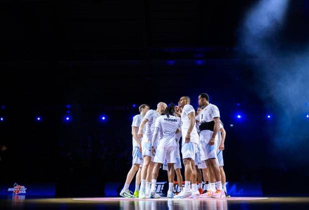 BASKETBALL EASYCREDIT BBL 27 GAME DAY SCIENCE CITY JENA SKYLINERS FRANKFURT FOR EDITORIAL PURPOSES ONLY p 02 04 2026 Jena Basketball easyCredit BBL 1 Basketball Bundesliga Season 2025 2026 27 Matchday Sparkassen Arena Science City Jena SKYLINERS Frankfurt in the photo The Jena team swears in before the game Germany Thuringia Jena Copyright SaschaxFromm Copyright: SaschaxFromm doc8591bidosvkjrtg1ldm ,EDITORIAL USE ONLY Copyright: SaschaxFromm