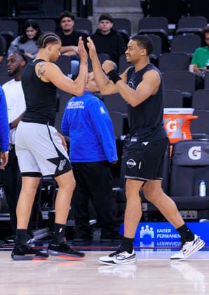 April 2, 2026, Inglewood, California, USA: Carter Bryant 11 and Keldon Johnson 3 of the San Antonio Spurs high five during warm ups prior to their regular season NBA, Basketball Herren, USA game against the Los Angeles Clippers on ThursdayApril 2, 2026 at Intuit Dome in Inglewood, California. ARIANA RUIZ PI Clippers Vs. Spurs  - ZUMAp124 20260402_zaa_p124_004 Copyright: xArianaxRuizx