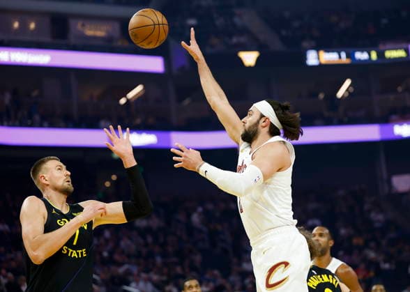NBA, Basketball Herren, USA - Cleveland Cavaliers at Golden State Warriors Cleveland Cavaliers guard forward Max Strus (R) shoots a two point basket over Golden State Warriors forward center Kristaps Porzingis (L) during the first half of the NBA game between the Cleveland Cavaliers and the Golden State Warriors in San Francisco, California, USA, 02 April 2026. SAN FRANCISCO CALIFORNIA United States  Copyright: xJOHNxG.xMABANGLOx