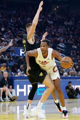 NBA, Basketball Herren, USA - Cleveland Cavaliers at Golden State Warriors Cleveland Cavaliers center Evan Mobley (R) drives to the basket around Golden State Warriors forward center Kristaps PorziÅÜÄ£is (L) during the first half of the NBA game between the Cleveland Cavaliers and the Golden State Warriors in San Francisco, California, USA, 02 April 2026. SAN FRANCISCO CALIFORNIA United States  Copyright: xJOHNxG.xMABANGLOx