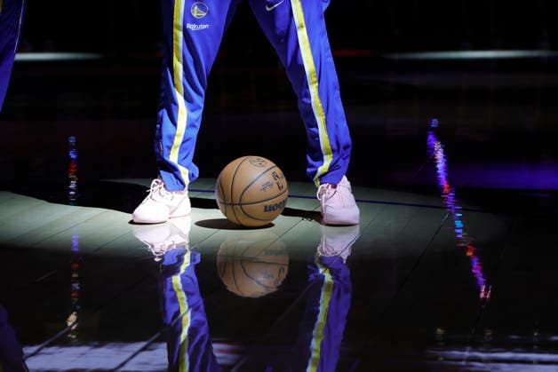 NBA, Basketball Herren, USA - Cleveland Cavaliers at Golden State Warriors Golden State Warriors guard Brandin Podziemski reacts during the national anthem before the NBA game between the Cleveland Cavaliers and the Golden State Warriors in San Francisco, California, USA, 02 April 2026. SAN FRANCISCO CALIFORNIA United States  Copyright: xJOHNxG.xMABANGLOx