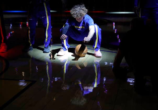 NBA, Basketball Herren, USA - Cleveland Cavaliers at Golden State Warriors Golden State Warriors guard Brandin Podziemski reacts during the national anthem before the NBA game between the Cleveland Cavaliers and the Golden State Warriors in San Francisco, California, USA, 02 April 2026. SAN FRANCISCO CALIFORNIA United States  Copyright: xJOHNxG.xMABANGLOx