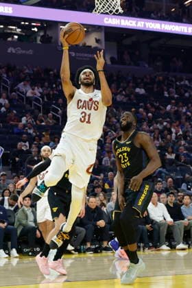 NBA, Basketball Herren, USA - Cleveland Cavaliers at Golden State Warriors Cleveland Cavaliers center Jarrett Allen (L) goes to the basket for two points as Golden State Warriors forward Draymond Green (R) defends during the first half of the NBA game between the Cleveland Cavaliers and the Golden State Warriors in San Francisco, California, USA, 02 April 2026. SAN FRANCISCO CALIFORNIA United States  Copyright: xJOHNxG.xMABANGLOx