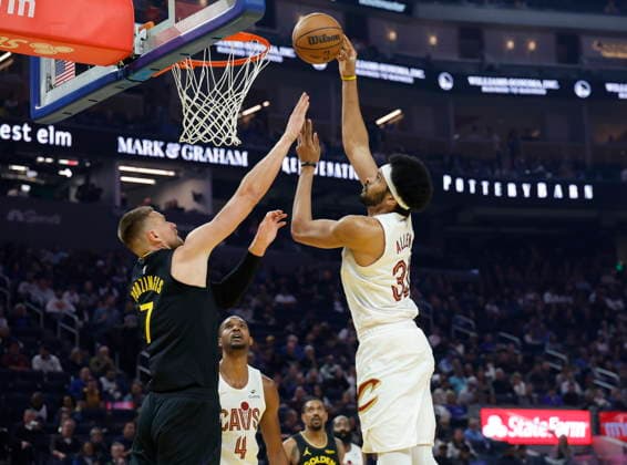 NBA, Basketball Herren, USA - Cleveland Cavaliers at Golden State Warriors Cleveland Cavaliers center Jarrett Allen (R) shoots a two point basket as Golden State Warriors forward center Kristaps Porzingis (L) defends during the first half of the NBA game between the Cleveland Cavaliers and the Golden State Warriors in San Francisco, California, USA, 02 April 2026. SAN FRANCISCO CALIFORNIA United States  Copyright: xJOHNxG.xMABANGLOx