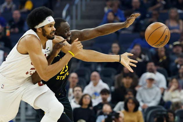NBA, Basketball Herren, USA - Cleveland Cavaliers at Golden State Warriors epaselect Golden State Warriors forward Draymond Green (R) and Cleveland Cavaliers center Jarrett Allen (L) reach for a loose ball during the first half of the NBA game between the Cleveland Cavaliers and the Golden State Warriors in San Francisco, California, USA, 02 April 2026. SAN FRANCISCO CALIFORNIA United States  Copyright: xJOHNxG.xMABANGLOx