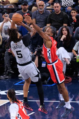 April 2, 2026, Inglewood, California, USA: Kawhi Leonard 2 of the Los Angeles Clippers tries to block a shot by Stephon Castle 5 of the San Antonio Spurs during a 2026 NBA, Basketball Herren, USA regular season game on Thursday April 2, 2026 at Intuit Dome Arena in Inglewood, California. JAVIER ROJAS PI Inglewood USA - ZUMAp124 20260402_zaa_p124_011 Copyright: xJavierxRojasx