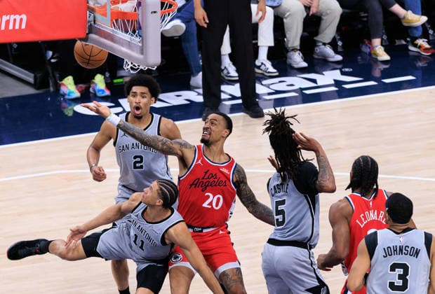 April 2, 2026, Inglewood, California, USA: John Collins 20 of the Los Angeles Clippers puts up a layup over Carter Bryant 11 of the San Antonio Spurs during a 2026 NBA, Basketball Herren, USA regular season game on Thursday April 2, 2026 at Intuit Dome Arena in Inglewood, California. JAVIER ROJAS PI Inglewood USA - ZUMAp124 20260402_zaa_p124_015 Copyright: xJavierxRojasx