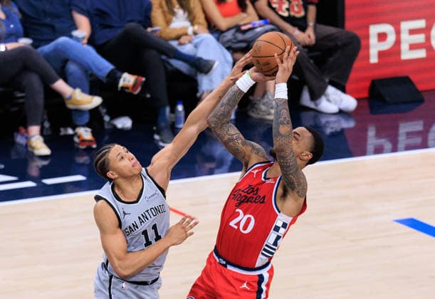 April 2, 2026, Inglewood, California, USA: Derrick Jones Jr. 5 of the Los Angeles Clippers puts up a shot over Carter Bryant 11 of the San Antonio Spurs during a 2026 NBA, Basketball Herren, USA regular season game on Thursday April 2, 2026 at Intuit Dome Arena in Inglewood, California. JAVIER ROJAS PI Clippers Vs. Spurs  - ZUMAp124 20260402_zaa_p124_016 Copyright: xJavierxRojasx