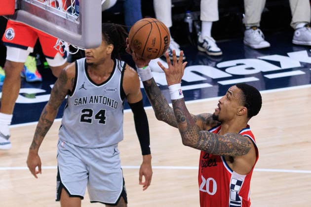 April 2, 2026, Inglewood, California, USA: John Collins 20 of the Los Angeles Clippers puts up a layup during a 2026 NBA, Basketball Herren, USA regular season game against the San Antonio Spurs on Thursday April 2, 2026 at Intuit Dome Arena in Inglewood, California. JAVIER ROJAS PI Clippers Vs. Spurs  - ZUMAp124 20260402_zaa_p124_017 Copyright: xJavierxRojasx