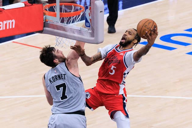 April 2, 2026, Inglewood, California, USA: Derrick Jones Jr. 5 of the Los Angeles Clippers puts up a shot over Luke Kornet 7 of the San Antonio Spurs during a 2026 NBA, Basketball Herren, USA regular season game on Thursday April 2, 2026 at Intuit Dome Arena in Inglewood, California. JAVIER ROJAS PI Clippers Vs. Spurs  - ZUMAp124 20260402_zaa_p124_019 Copyright: xJavierxRojasx
