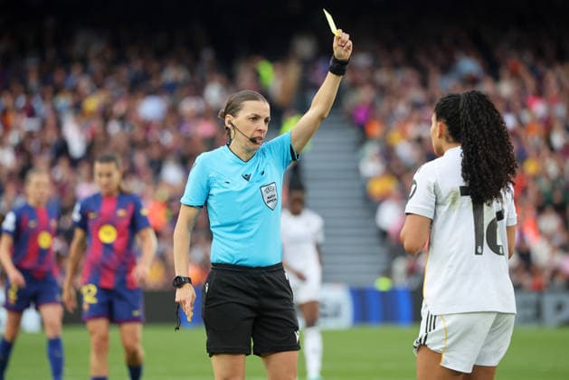 Barcelona FC v Real Madrid CF - UEFA Women s Champions League 2025 26 Quarter-finals Second Leg Referee Stephanie Frappart shows a yellow card to Yasmim Assis Ribeiro during the match between FC Barcelona, Barca Femeni and Real Madrid Femenino, corresponding to the second leg of the Quarter-finals of the UEFA Women s Champions League, at the Spotify Camp Nou in Barcelona, Spain, on April 2, 2026. Barcelona Barcelona Spain  Copyright: xUrbanandsportx originalFilename:urbanandsport-fcbarcel260402_nppuf.jpg