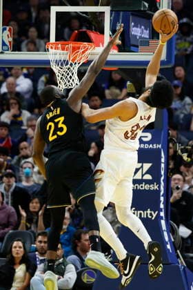 NBA, Basketball Herren, USA - Cleveland Cavaliers at Golden State Warriors Cleveland Cavaliers center Jarrett Allen (R) in action against Golden State Warriors forward Draymond Green (L) during the second half of the NBA game between the Cleveland Cavaliers and the Golden State Warriors in San Francisco, California, USA, 02 April 2026. SAN FRANCISCO CALIFORNIA United States  Copyright: xJOHNxG.xMABANGLOx