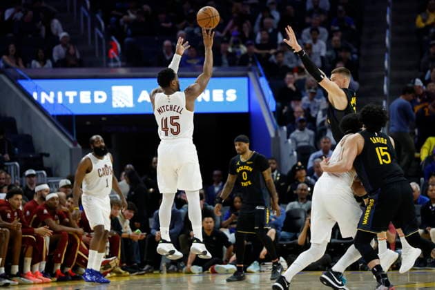 NBA, Basketball Herren, USA - Cleveland Cavaliers at Golden State Warriors Cleveland Cavaliers guard Donovan Mitchell (C) shoots a three point basket against the Golden State Warriors during the second half of the NBA game between the Cleveland Cavaliers and the Golden State Warriors in San Francisco, California, USA, 02 April 2026. SAN FRANCISCO CALIFORNIA United States  Copyright: xJOHNxG.xMABANGLOx
