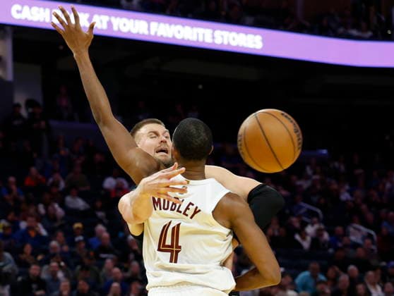 NBA, Basketball Herren, USA - Cleveland Cavaliers at Golden State Warriors Golden State Warriors forward center Kristaps Porzingis (L) passes the ball around Cleveland Cavaliers center Evan Mobley (R) during the second half of the NBA game between the Cleveland Cavaliers and the Golden State Warriors in San Francisco, California, USA, 02 April 2026. SAN FRANCISCO CALIFORNIA United States  Copyright: xJOHNxG.xMABANGLOx